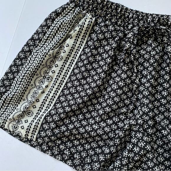 Bebop Women's Patterned Shorts Size Large Lightweight Black and White Boho - Picture 2 of 6